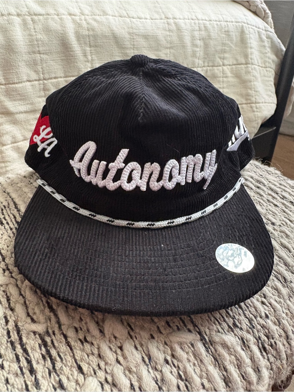 NWT Autonomy love LA Embroidered Corduroy Snapback Hat in Black and White